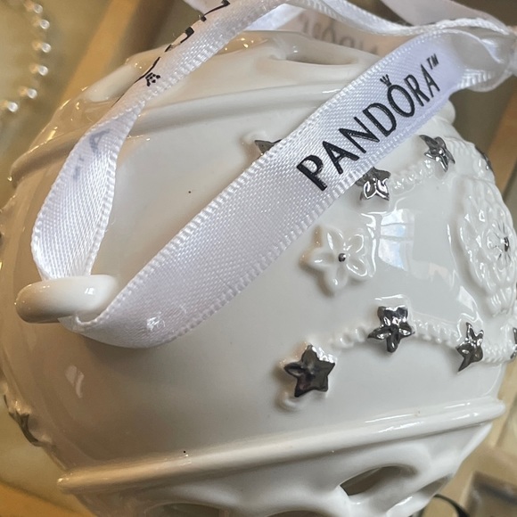 Pandora’s 2011 Collectors Christmas Ornament - Picture 3 of 4